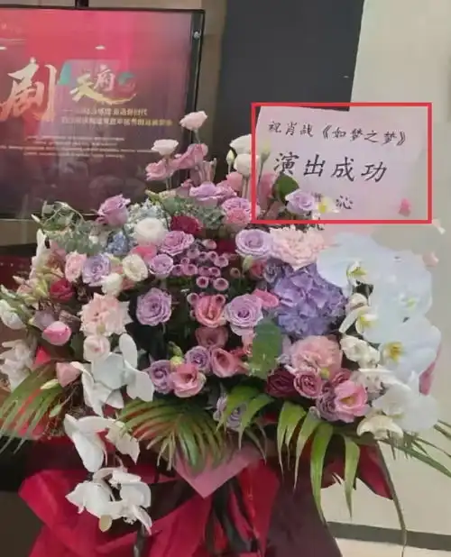 肖战李沁再传恋情亲自捧场话剧还深夜聚餐,频繁互动被指好甜蜜
