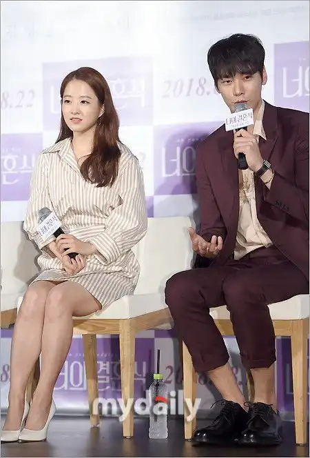 组图朴宝英携手金英光宣传新片上演最萌身高差