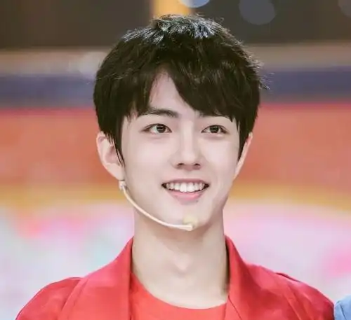 肖战新剧照曝光,抱着任敏很有氛围感,网友直呼梦回陈情令
