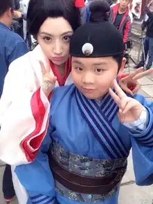 景甜晒古装剧照手搭小演员肩上嘟嘴卖萌
