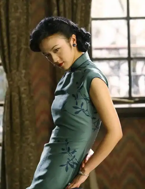 李玟好优雅穿紧身旗袍裙塑造东方女人美,勒出s身型真吸睛