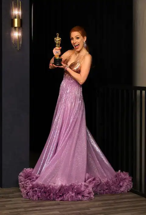 星际穿越杰西卡催泪演技红遍全球,近期现身红毯美到不像45岁
