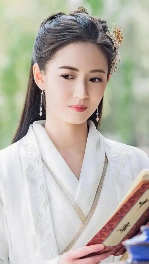 倾国倾城陈钰琪1992年出生于四川省成都市,中国内地女演员
