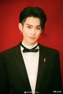 王鹤棣更博庆祝张双利杀青,旁边宋伊人脸上的鲜血让网友心疼不已