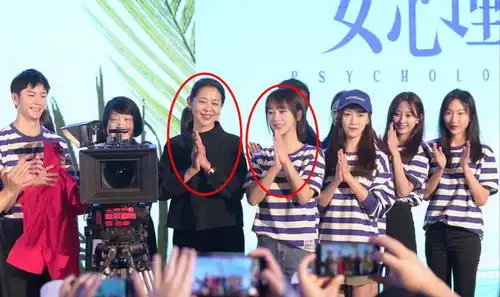 杨紫新剧路透照曝光,穿海魂衫秒变校花,皮肤滑嫩完全少女模样