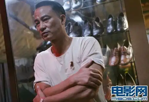 独家岁月神偷海量剧照任达华为吴君如修脚
