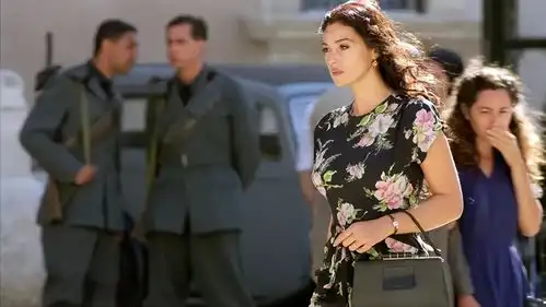 电影西西里的美丽传说,莫妮卡贝鲁奇传神演绎寡妇的凄凉人生