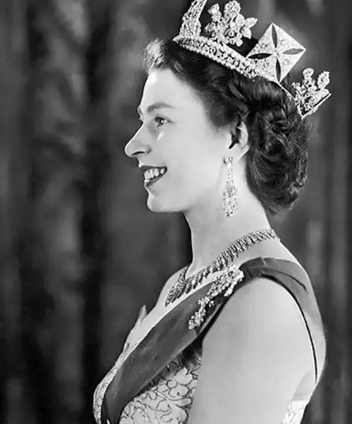 英女王的彩虹花朵帽超5000顶,从少女戴到白发苍苍,惊艳了时光