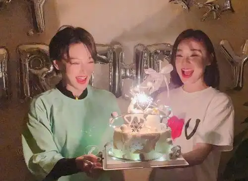 张馨予给袁姗姗庆生,分享两人可爱照片,袁姗姗发博揭露两人关系
