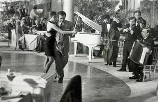 乘着夏日的清风走进剧场,聆听弓弦轻舞飞扬