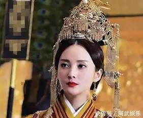 古装剧满头流苏的女星,佟丽娅黎姿惊艳,赵丽颖灵动,她俩别扭
