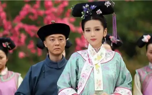 清朝嫔妃脖子上的白条是干嘛的不是为了取暖,而是为了方便皇帝
