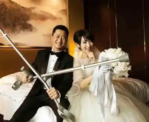 当过冠军,烧过锅炉,倒腾过牛仔裤,混混吴京凭什么行

