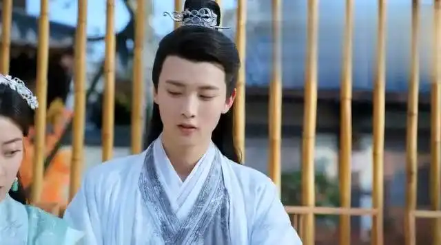 双世宠妃2墨连城教小檀弹琴,两人相依在一起,太美了