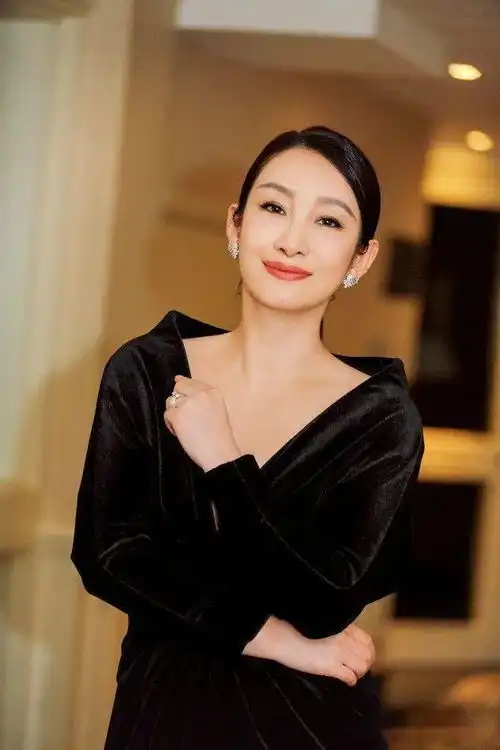 悬崖之上秦海璐首度合作张艺谋特工角色海报身份成谜哭戏让人印象深刻9月21日星期一
