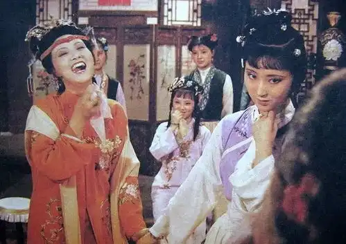 红楼梦里贾母敲打王夫人,原来是借她的手
