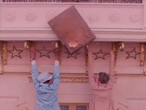 影视服装笼罩在粉红色泡沫中的复古迷案