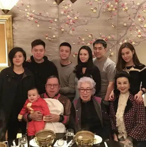 林建岳33岁次女获任太平绅士,家族首位获此殊荣,谢玲玲晒照庆祝
