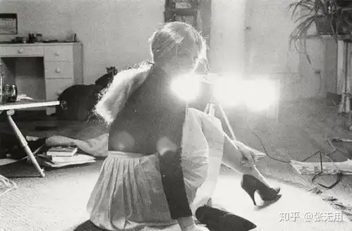 扮装摄影以谎言揭示难以言喻的真实