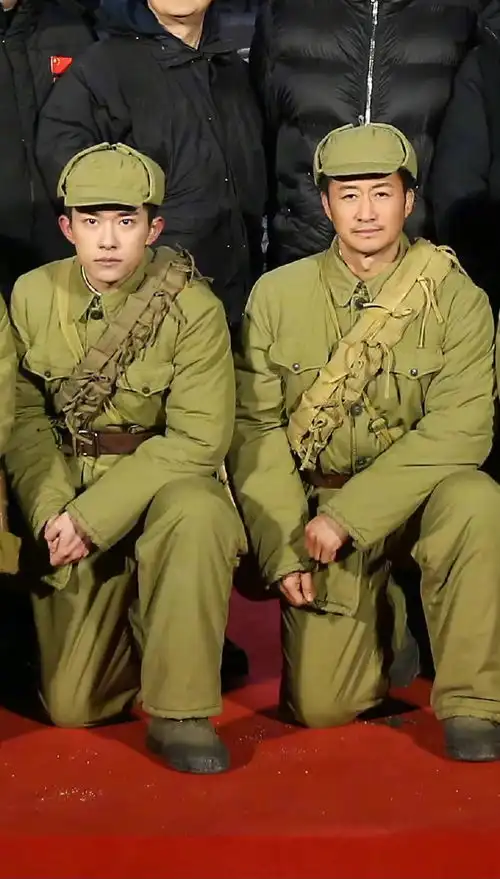 组图易烊千玺长津湖剧照释出穿军装身姿挺拔眼神坚毅