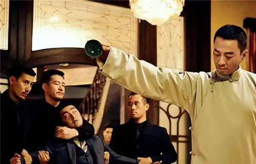 男子借钱从来不花,全藏在柜子里,按时还利息,后成亿万富翁
