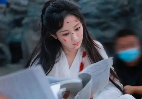 杨紫新剧杀青,晒剧照表情包庆祝,评论激动留言喜悦难掩
