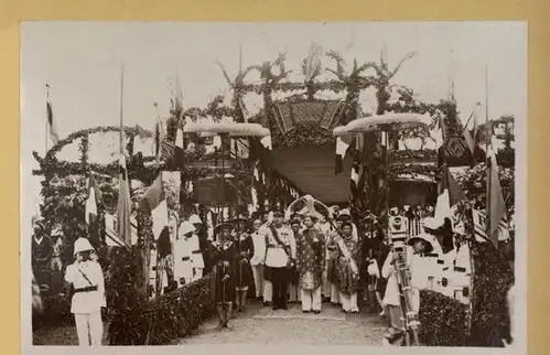 老照片1932年越南末代皇帝学成归国万民迎立
