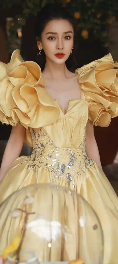 杨颖温柔黄色玫瑰礼裙写真高清无水印壁纸