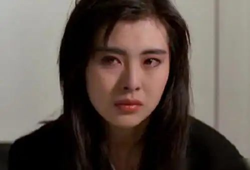 王祖贤曾经的剧照流出,有谁注意到采访她的小记者,如今大红大紫
