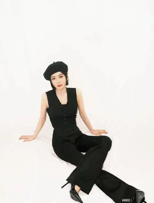 秦岚喜欢你我也是新造型,黑色马甲搭喇叭裤,精致又时髦

