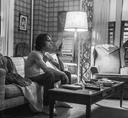 dc小丑诞生80周年华金主演小丑曝幕后照