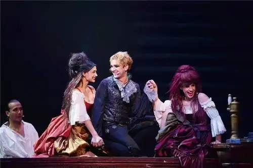 这个春节假期延长适合窝在家,听他为你讲的经典音乐剧吧