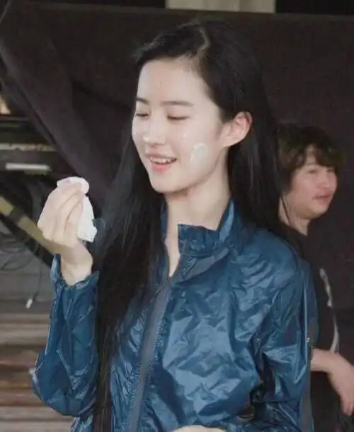 盘点12位女明星素颜照,景甜很清纯,迪丽热巴底子好,谢娜很意外
