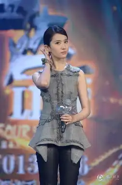 四大名捕刘亦菲熊抱导演咖啡尴尬洒背图
