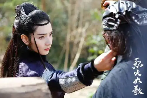 迪丽热巴烈火如歌曝武打剧照,勾勒江湖新色彩
