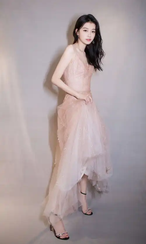 她因长得美而被追求,24岁就生了孩子,现在丈夫对她依然宠爱
