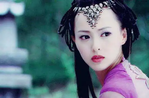 唐嫣出席活动照与路人镜头下差距大,前者手臂粗壮,后者身材纤细