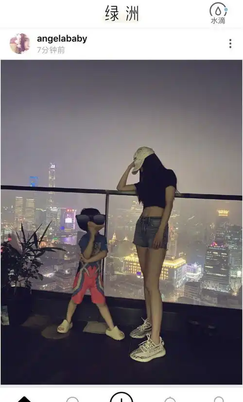 杨颖晒亲子照,3岁小海绵身高惊人长腿抢镜,与黄晓明越长越像
