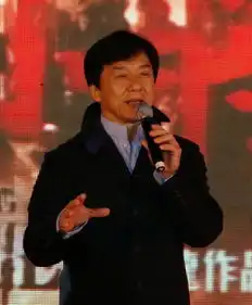 成龙在国际上的地位很高看看杰森斯坦森的看他表情就知道了