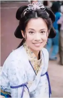 她曾被至亲抛弃被挚友骗光身家,历尽坎坷险自杀,如今嫁小8岁丈夫,不孕却被当女儿宠
