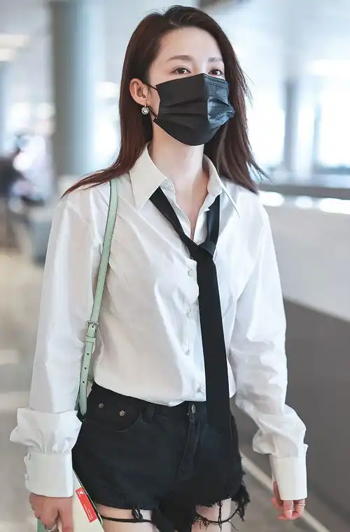 李沁穿衣风格变了,衬衫搭黑领带帅气撩人,牛仔热裤更显腿长
