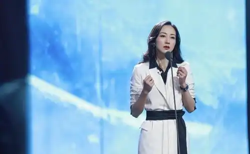 韩雪机场造型太吸睛,故意扣错纽扣,扯下一边袖子,穿搭品味超凡