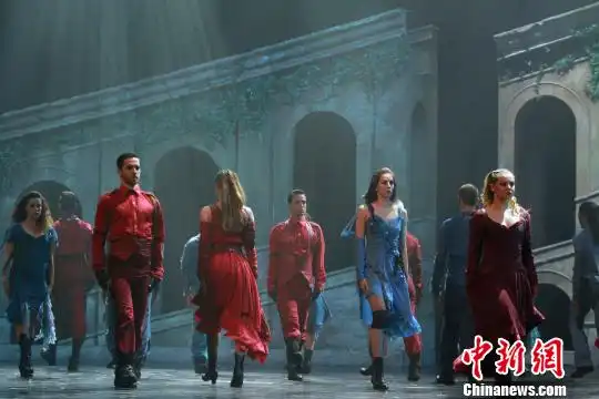 法原版音乐剧罗朱天津首演受热捧谢幕达15分钟
