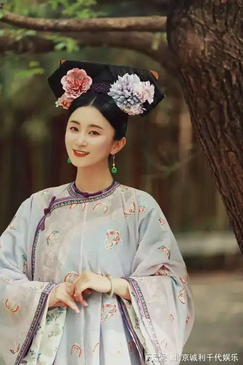 赵秦甄嬛传后再现清朝装扮纱衣簪花尽显明朗恣意
