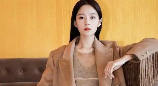 因为长得帅,妻子倒追5年,婚后妻子爆红,双胞胎儿子一模一样