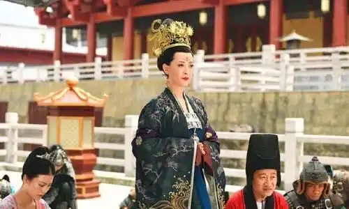 她六岁嫁给皇帝,孤独终老,一生的幸福被父亲葬送