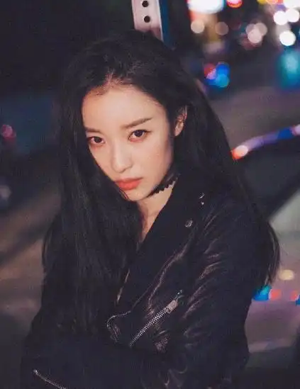 10位女星穿皮衣景甜重现司藤,刘雨昕金项链瞩目,杨颖成赢家