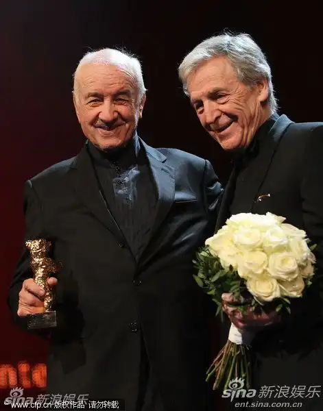 音乐盒首映礼斯塔尔获授终身成就奖奖杯
