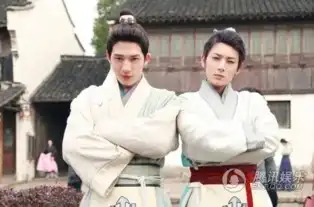 陈翔与何炅龙丹妮聚餐被井柏然搂着一脸陶醉
