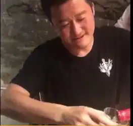 战狼2票房逼近40亿吴京庆功宴豪饮三杯致敬主创
